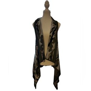 ⭐️3/$15⭐️ Say What? EUC Camo Sleeveless Cardigan